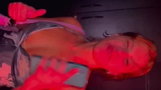 Levou a amiga gostosa bunduda pra liberar a xota na casa de swing