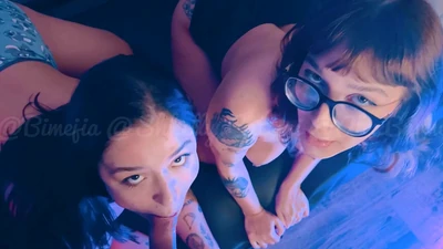 Chamou a amiga gostosa nerd para foder com namorado no ménage